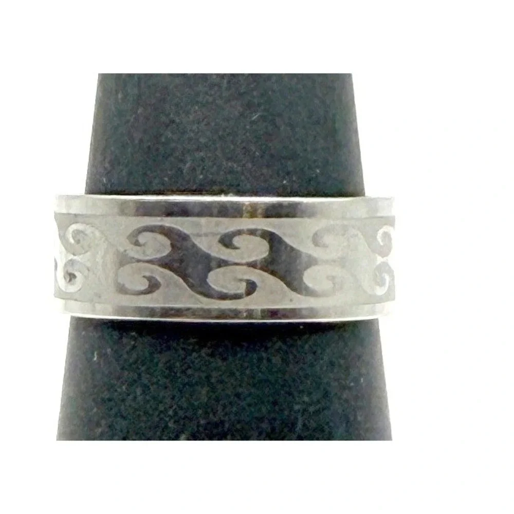Stainless Steel Band Ring Size 7.5 Silver Engraved‎ Textured Unisex ring
